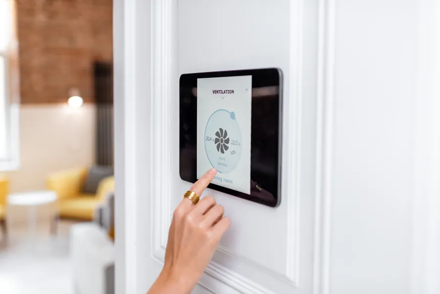 Commande murale tactile d’une VMC double flux dans une maison