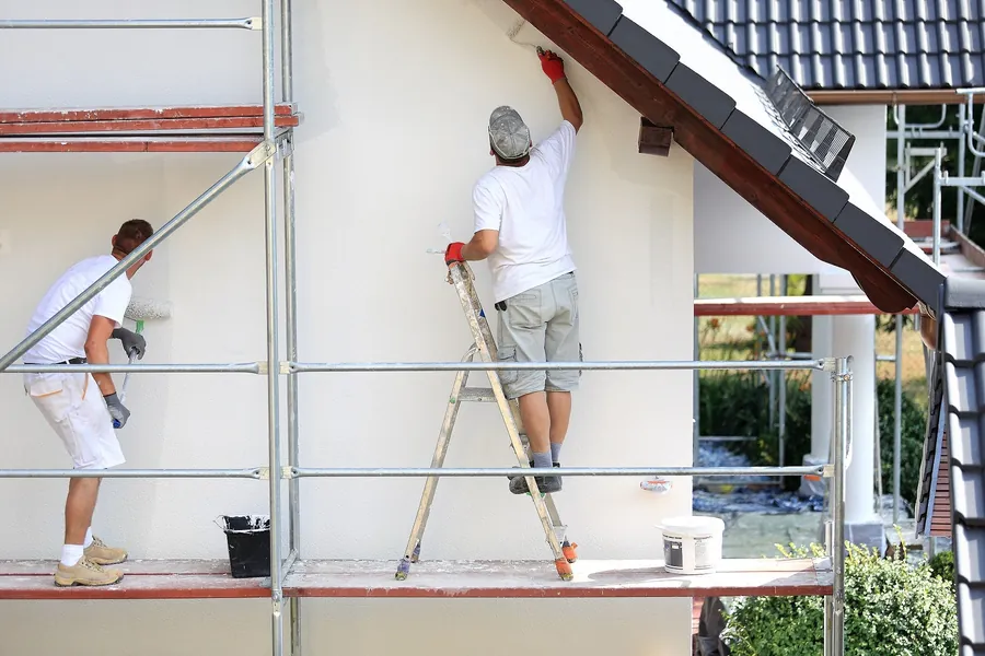 Peintres en façade sur échafaudage lors d’un ravalement